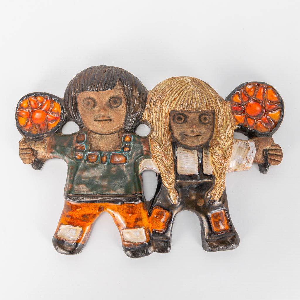 Elisabeth VANDEWEGHE (XX-XXI) A ceramic wall plaque of: Elisabeth VANDEWEGHE (XX-XXI) A ceramic wall plaque of playing children made for Perignem. (3 x 29 x 21 cm)