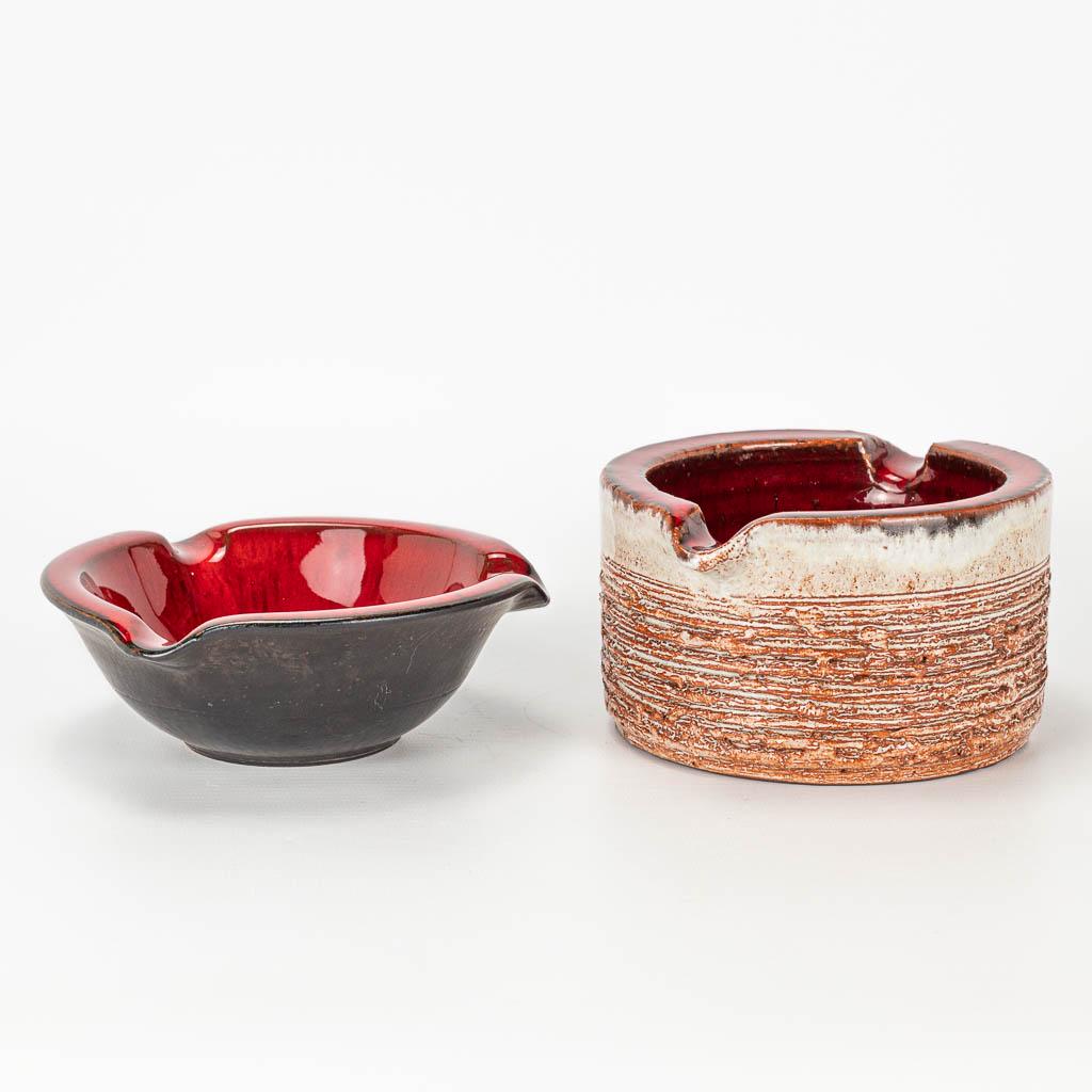 Elisabeth VANDEWEGHE (XX-XXI) a pair of ashtrays,: Elisabeth VANDEWEGHE (XX-XXI) a pair of ashtrays, signed Perignem. (12,5 x 15 x 7,5 cm)
