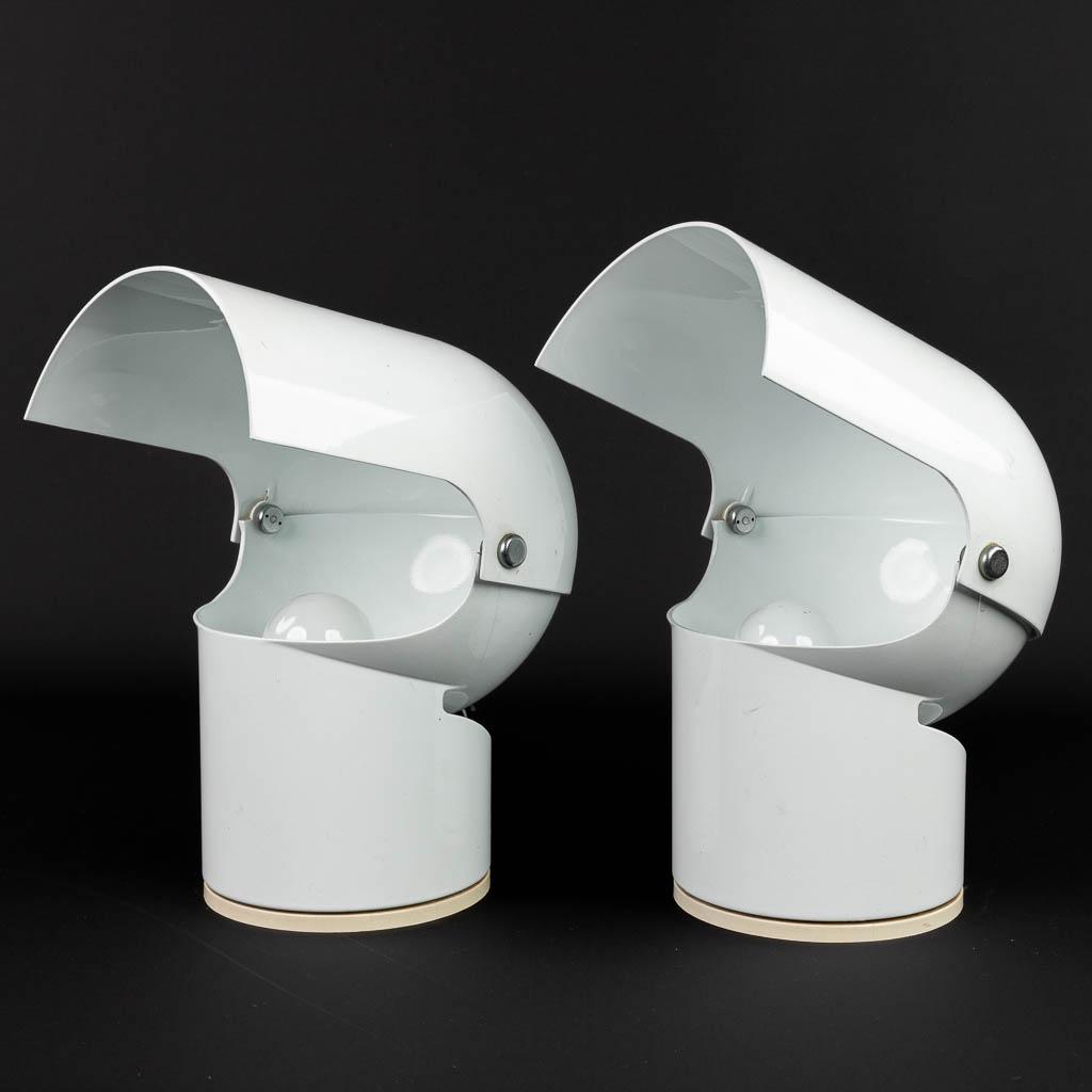 Gae AULENTI (1927-2012) 'Pileino' a pair of table lamps: Gae AULENTI (1927-2012) 'Pileino' a pair of table lamps made of lacquered metal for Artemide. (24 x 18,5 x 29 cm)