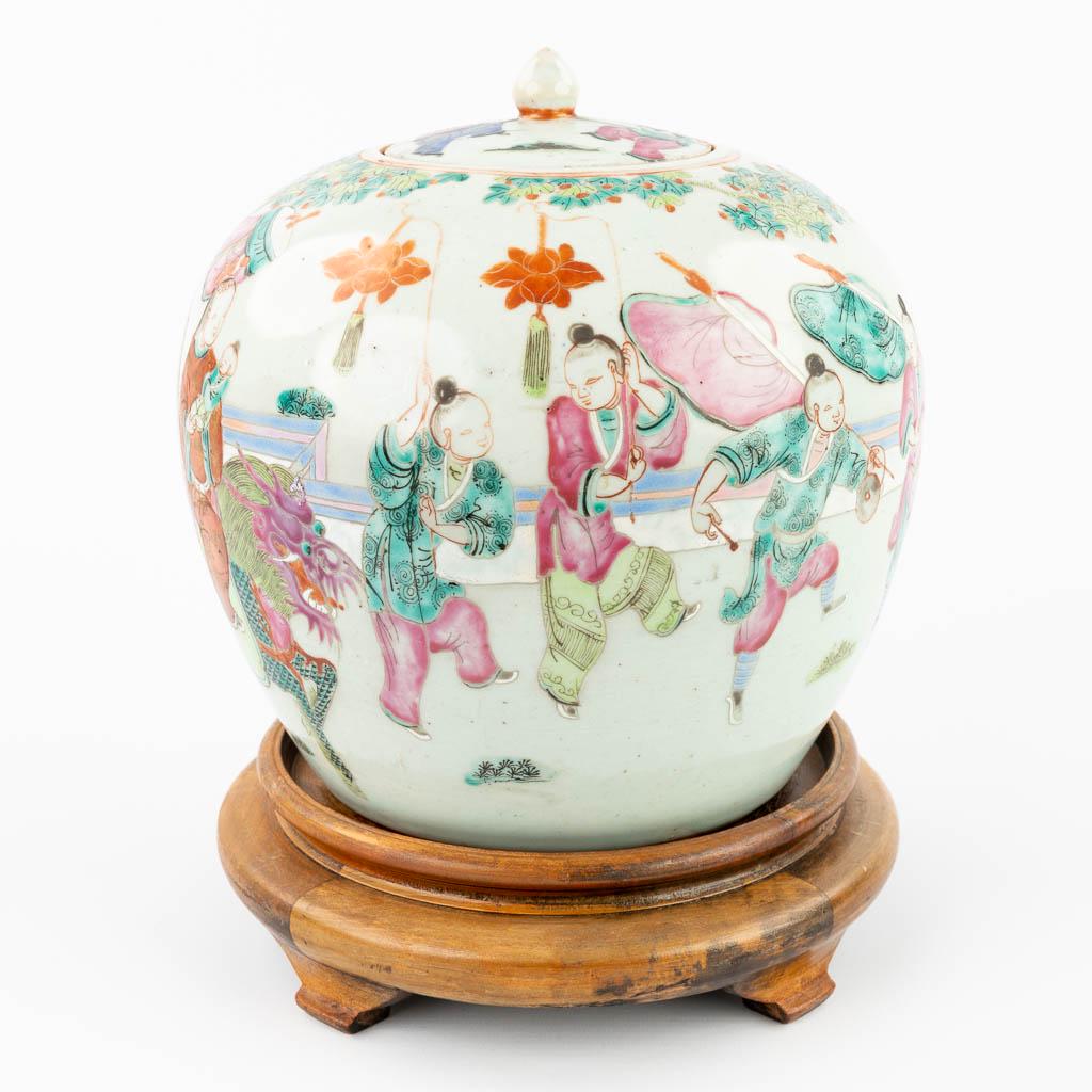 A Chinese pot with lid, 'A lady on top of a mythological figurine' made of porcelain (22,5 x 22 cm) (1 of 14)