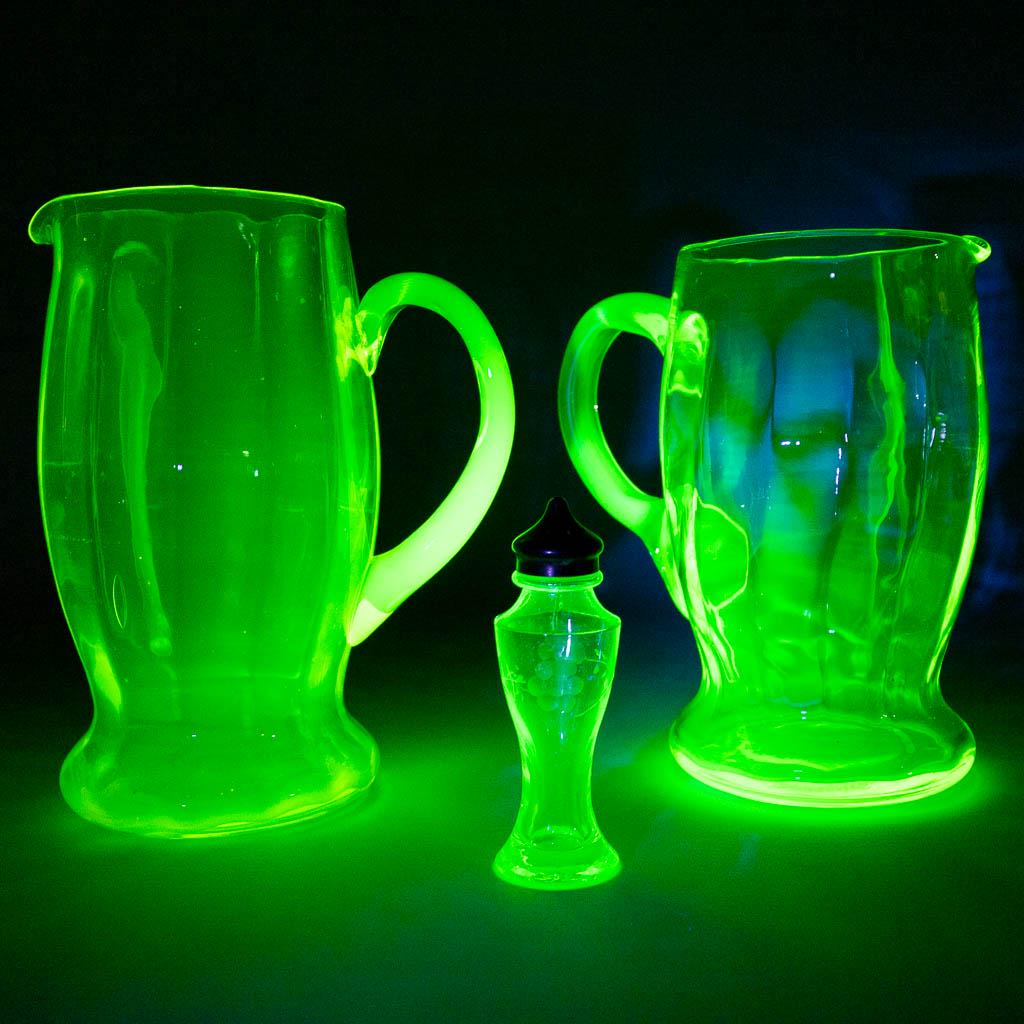 A collection of Uranium Glass, two pitchers and a salt dispenser. (20,5cm) (1 of 12)