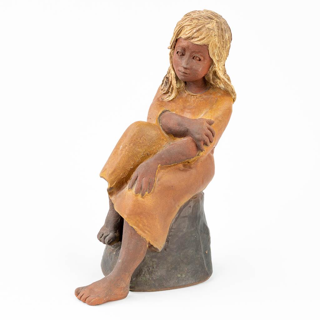 Elisabeth VANDEWEGHE (XX-XXI) Sculpture of a sitting girl (17,5 x 11 x 29,5cm) (1 of 10)