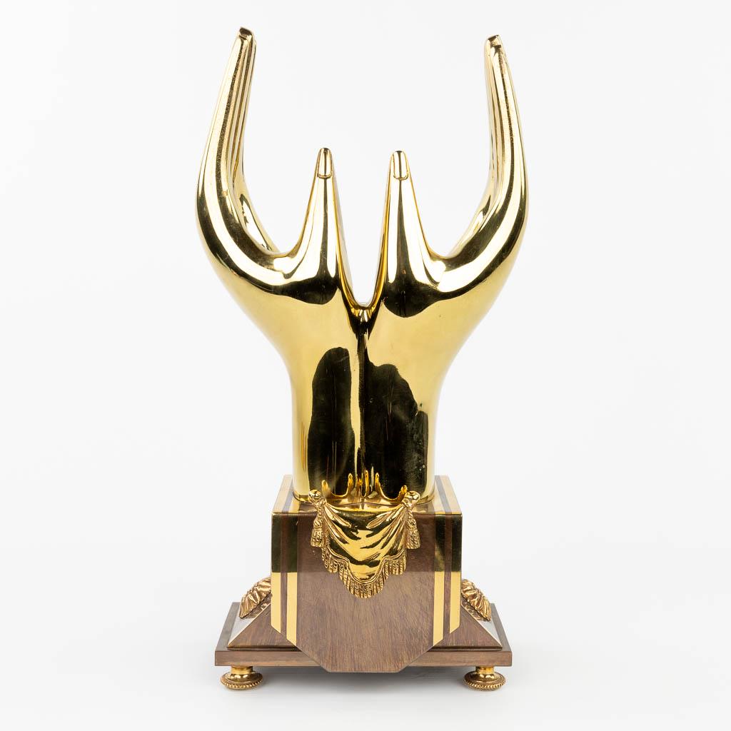 De Gandt, a table lamp in the shape of 2 hands, Hollywood Regency style. (12 x 22 x 43cm): De Gandt, a table lamp in the shape of 2 hands, Hollywood Regency style. The second half of the 20th century. Marked on the backside. . (12 x 22 x 43cm)