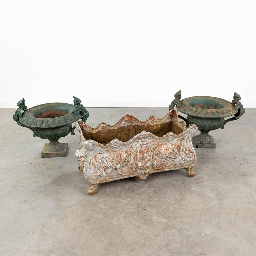 A collection of 3 garden vases, made of cast iron.  (L:33 x W:68 x H:34 cm) (1 of 15)