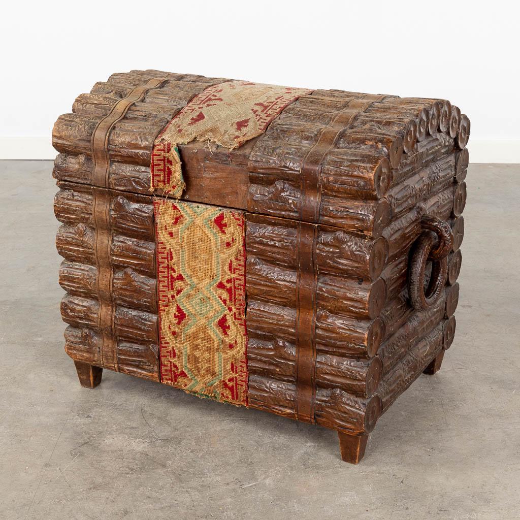 A decorative chest with wood sculptures finished with fabric.  (L:39 x W:64 x H:51 cm) (1 of 15)