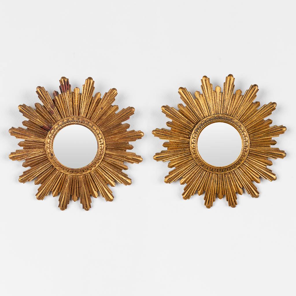 A pair of small sunburst mirrors, made of resine. (D:25 cm): A pair of small sunburst mirrors, made of resine.