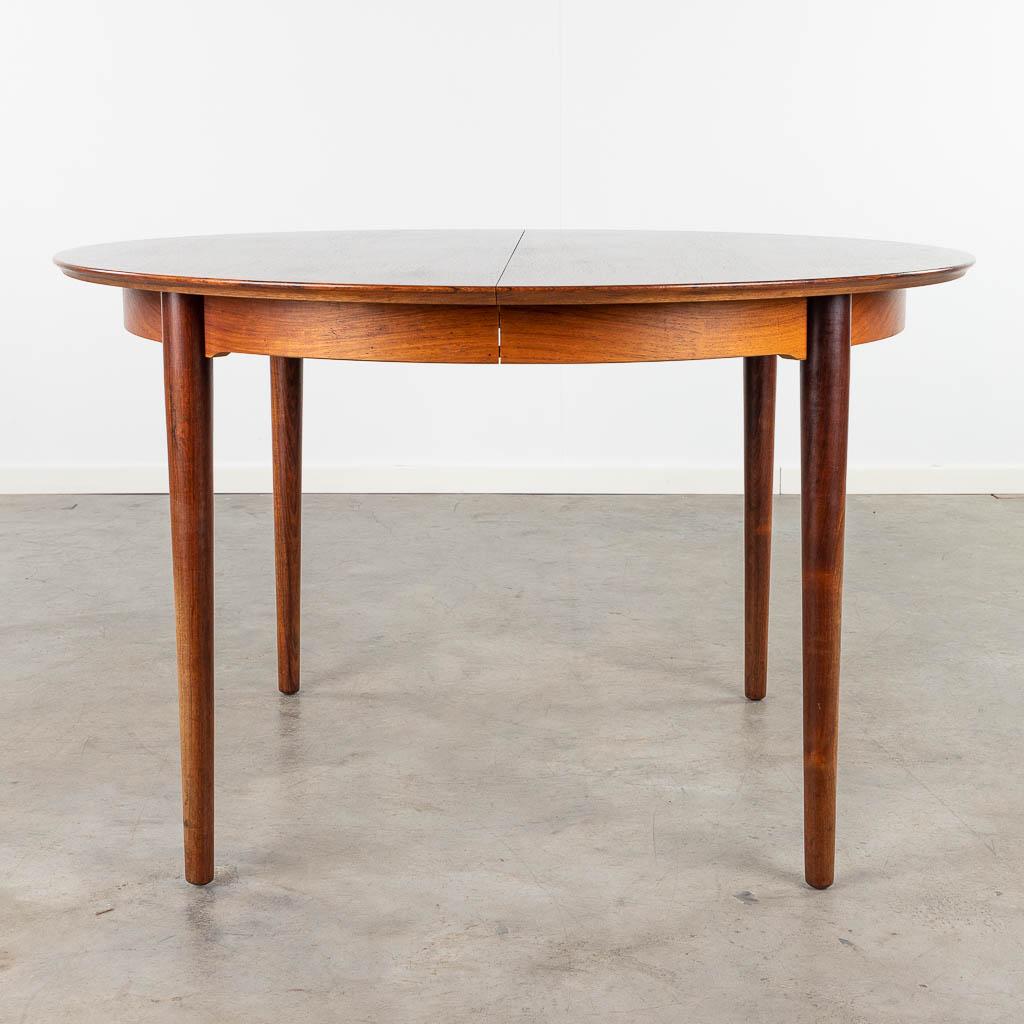 Arne VODDER (1926-2009) 'Round table' for Sibast, Denmark. (H: 75 x D: 120 cm): Arne VODDER (1926-2009) 'Round table' for Sibast. Extendible with 2 extension pieces for a large table. Extendible untill 220 cm. Not marked. Dimensions: (H: 75 x D: 120 cm)