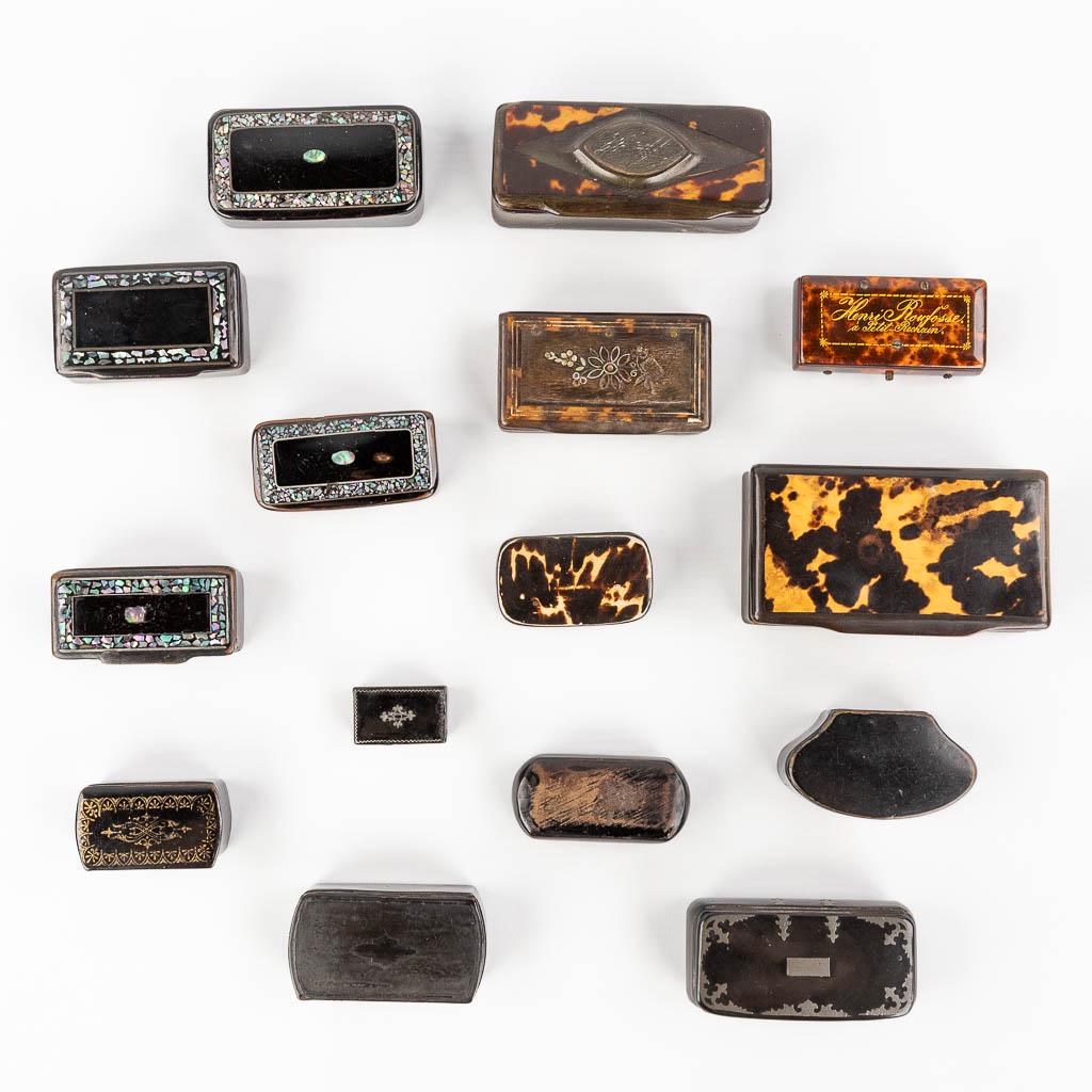 A collection of 15 snuff boxes, mother of pearl and tortoise shell. 19th/20th C. (L: 10 x W: 4,5 x: A collection of 15 snuff boxes, mother of pearl and tortoise shell. 19th/20th century. Dimensions: (L: 10 x W: 4,5 x H: 3 cm)