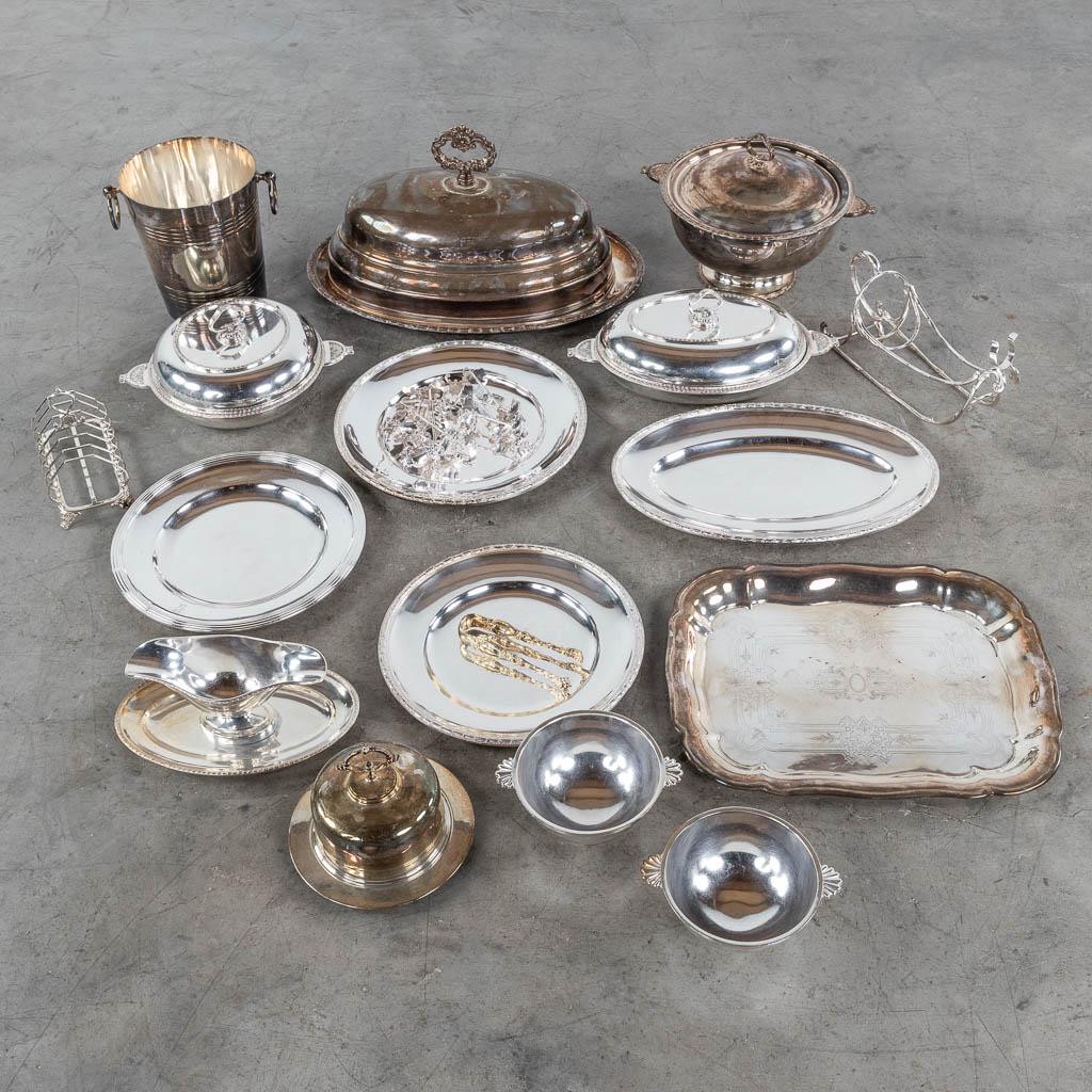 A large collection of table accessories and serving ware, silver-plated metal. (L: 32 x W: 48 cm): A large collection of table accessories and serving ware, silver-plated metal. Wiskemann, Cama, ... (L: 32 x W: 48 cm)