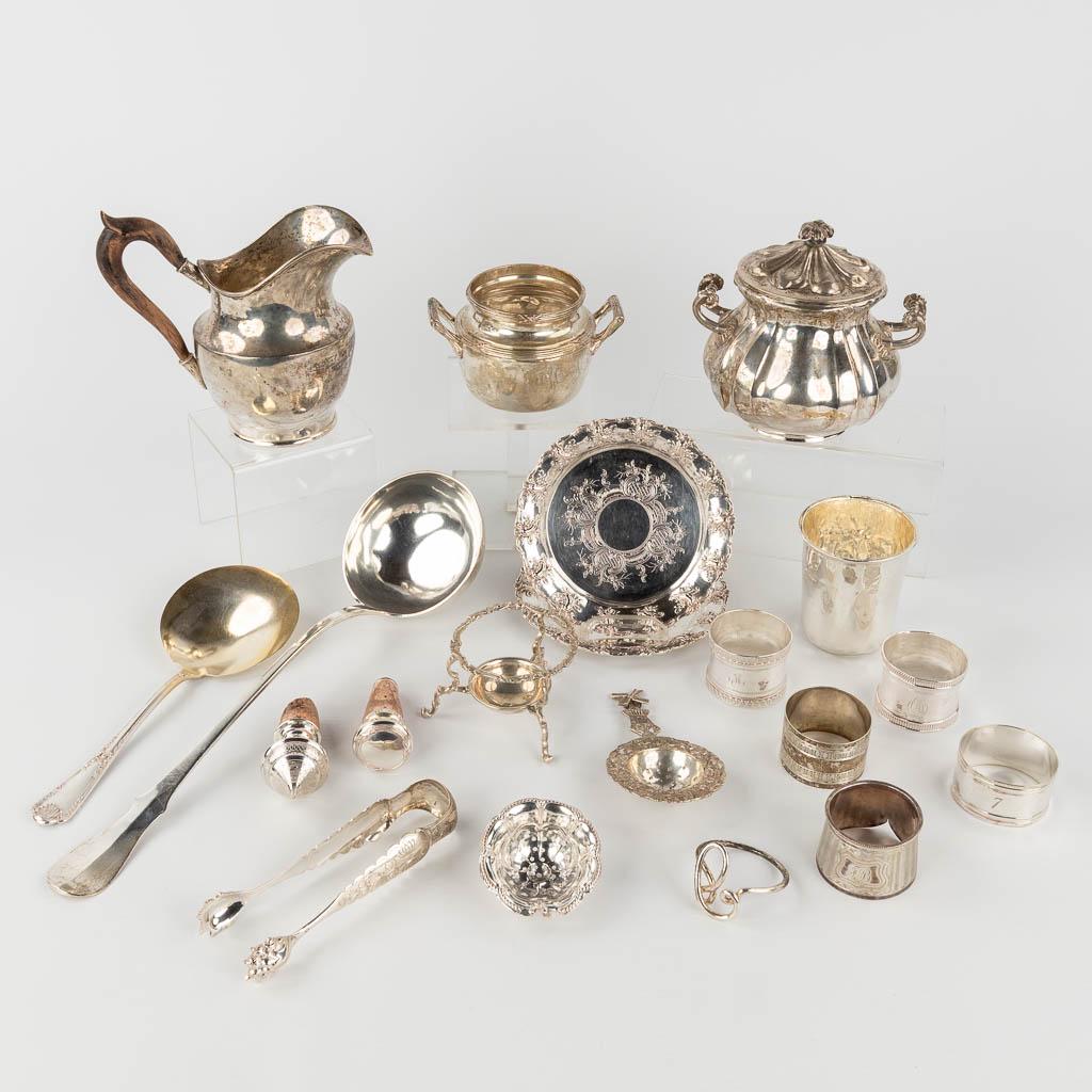 A various collection of silver table accessories and items. 1652g.: A various collection of silver table accessories and items. Two napkin rings are probably not silver. Gross weight without the rings: 1652g. 