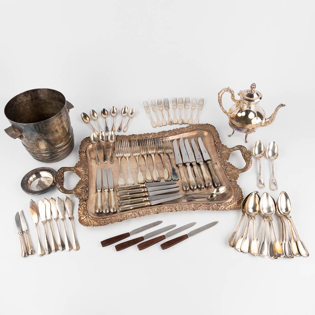 An assembled collection of table accessories, silver-plated metal. (L: 42 x W: 68,5 cm): An assembled collection of table accessories, silver-plated metal. (L: 42 x W: 68,5 cm)