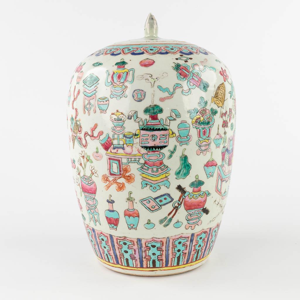 A Chinese Famille Rose ginger jar, decorated with 100 antiquities. 19th/20th C. (H:30 x D:21 cm): A Chinese Famille Rose ginger jar, decorated with 100 antiquities. 19th/20th century. (H:30 x D:21 cm)
