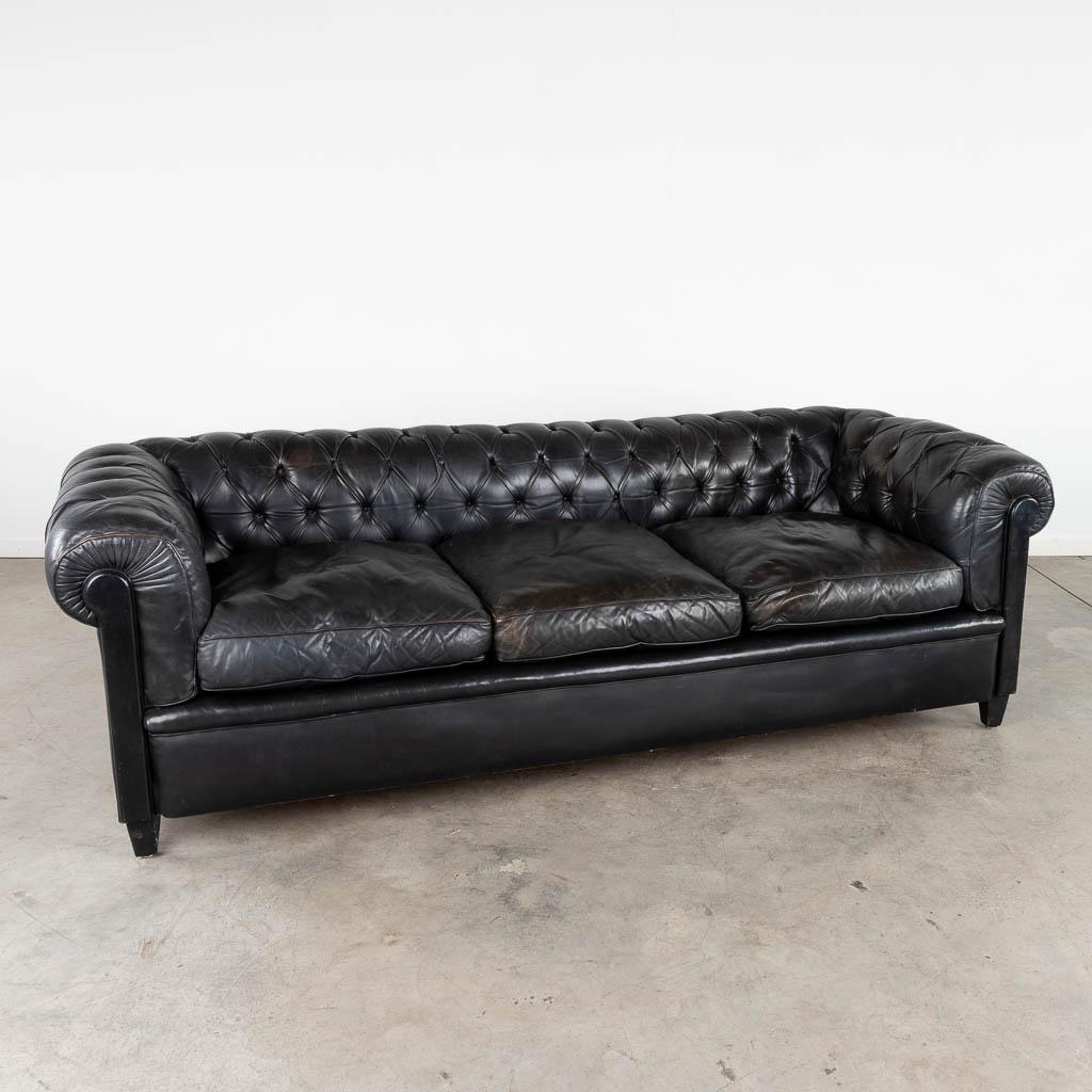 A three-person black leather sofa, Chesterfield. (L:82 x W:222 x H:72 cm) (1 of 17)