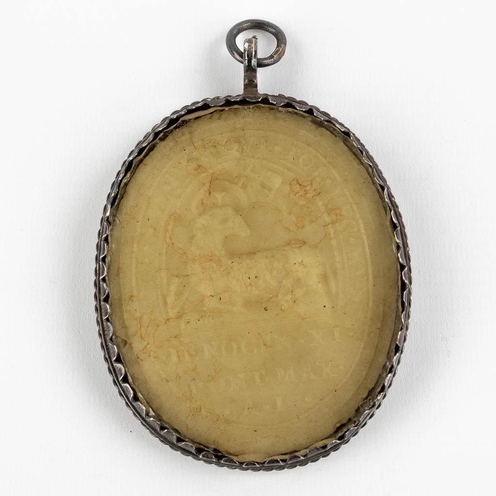 An antique Agnus Dei, signed Pope Innocentius XI, 1676-1689. 17th C. (D:8 x W:11 x H:1 cm): An antique Agnus Dei waszegel, signed Pope Innocentius XI, 1676-1689. Mounted in a silver frame. 17th century. Dimensions: (D:8 x W:11 x H:1 cm)