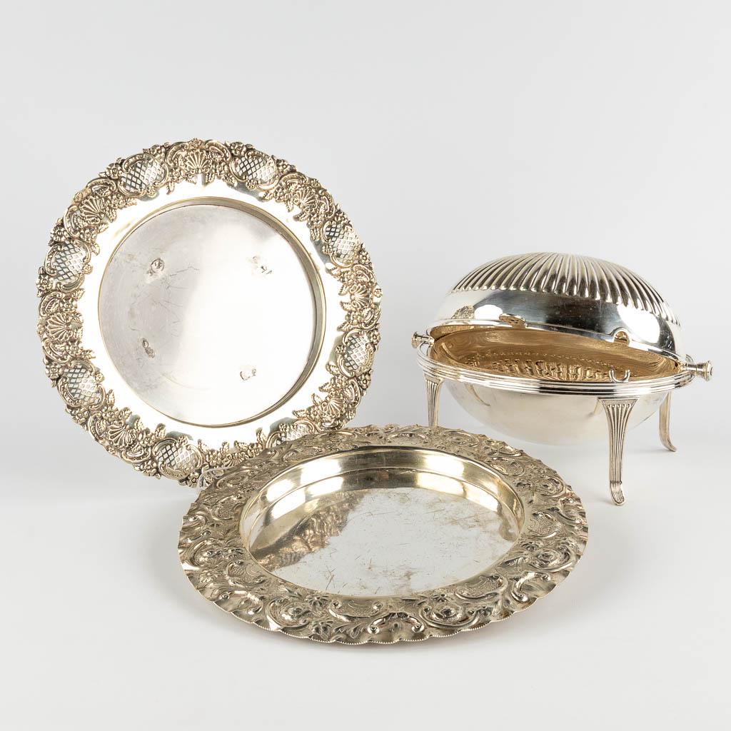 Three pieces of silver-plated table accessories and serve ware. UK. (D:21 x W:28 x H:20 cm): Three pieces of silver-plated table accessories and serve ware. UK. Dimensions: (D:21 x W:28 x H:20 cm)