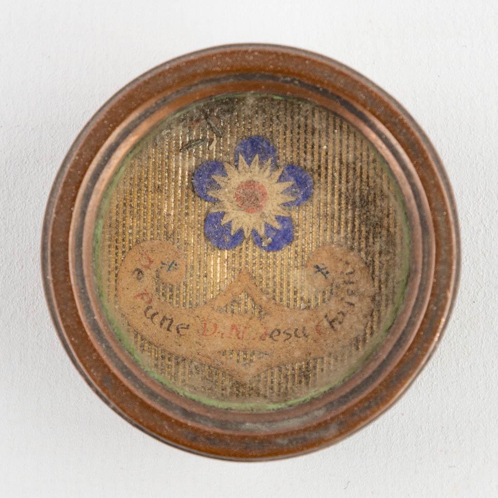 A sealed theca with a relic: Reliquias de Fune Domini Nostri Jesu Christi (D.N.J.C.) (1 of 7)