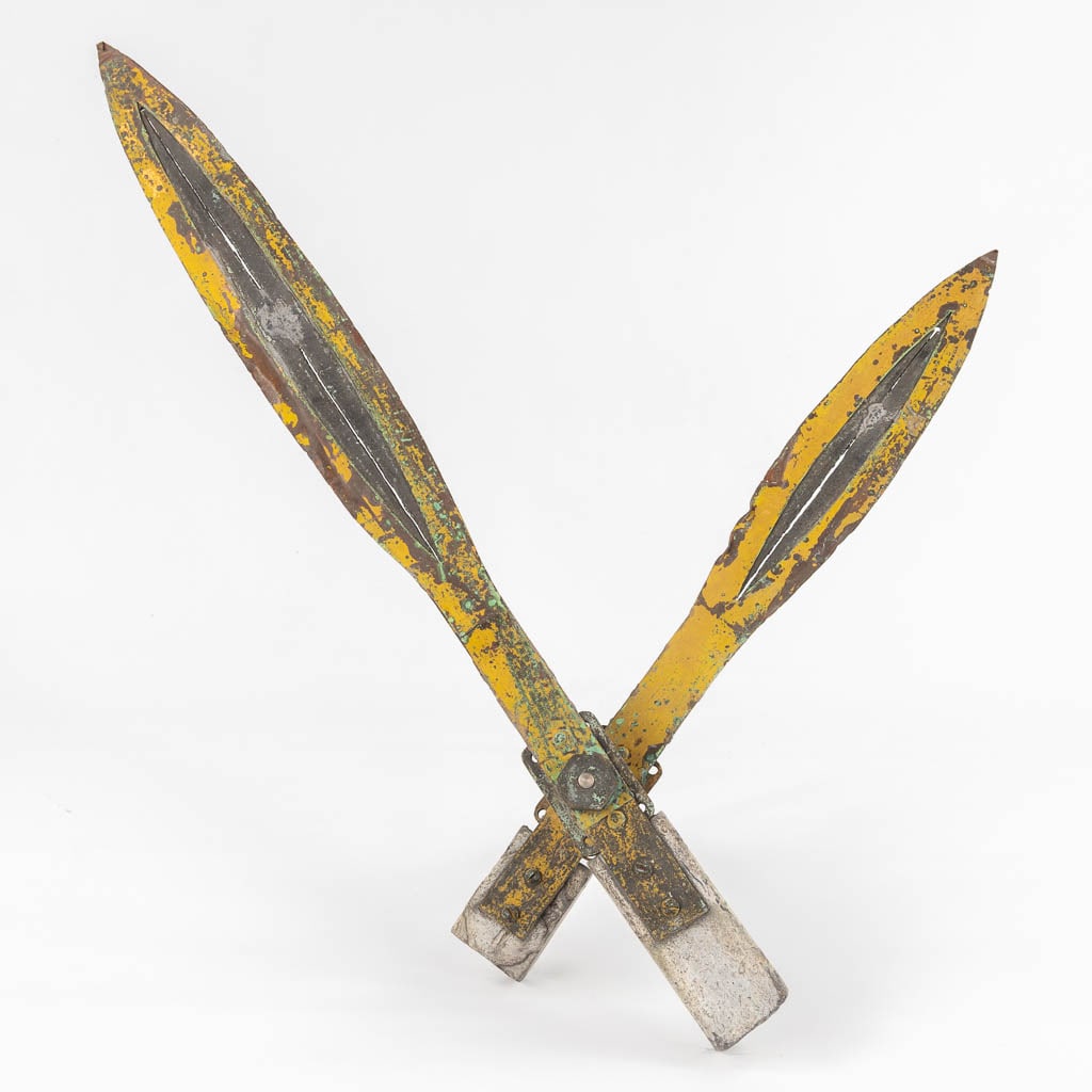 A pair of hands of a tower or large clock. (H:84 x D:31 cm): A pair of hands of a tower or large clock. Dimensions: (H:84 x D:31 cm)