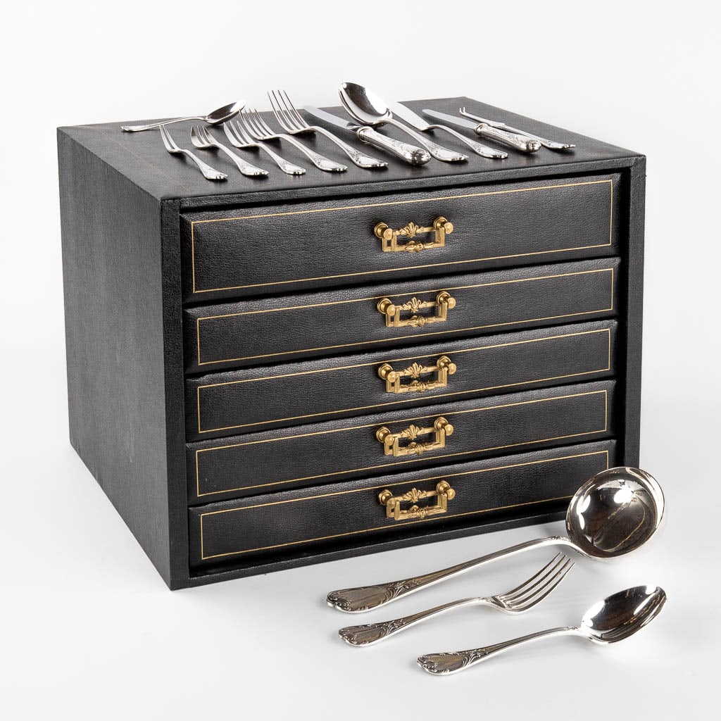 Christofle 'Marly' a 135-piece silver-plated cutlery in the original storage chest. (D:30 x W:47 x: Christofle 'Marly' a 135-piece silver-plated cutlery in the original storage chest. Chest with additional room for other pieces and serving accessories. Dimensions: (D:30 x W:47 x H:33 cm)