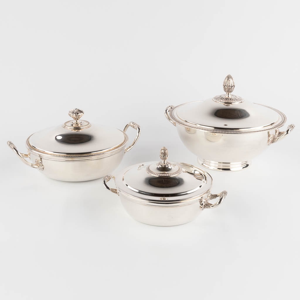Christofle, Three tureens or serving platters with a lid, silver-plated metal. (D:30 x W:26,5 x H:20: Christofle, Three tureens or serving platters with a lid, silver-plated metal. All three items are signed Christofle. Dimensions: (D:30 x W:26,5 x H:20 cm)