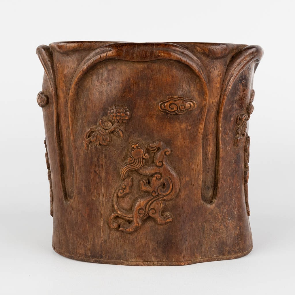 A Chinese pot, sculputured 'Huanghuali' wood, 17th/18th C. (D:19 x W:21 x H:17 cm) (1 of 11)