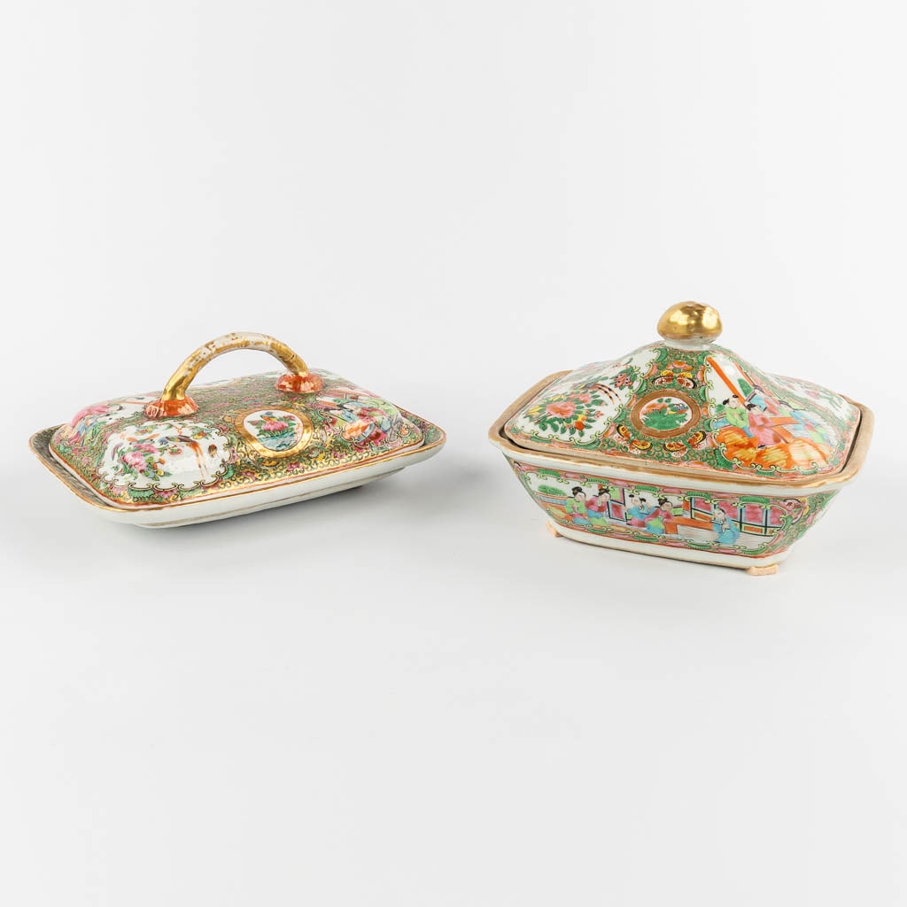 Two Chinese Canton bowls with a lid, decorated with figurines, fauna and flora. 19th/20th C. (D:19 x (1 of 19)