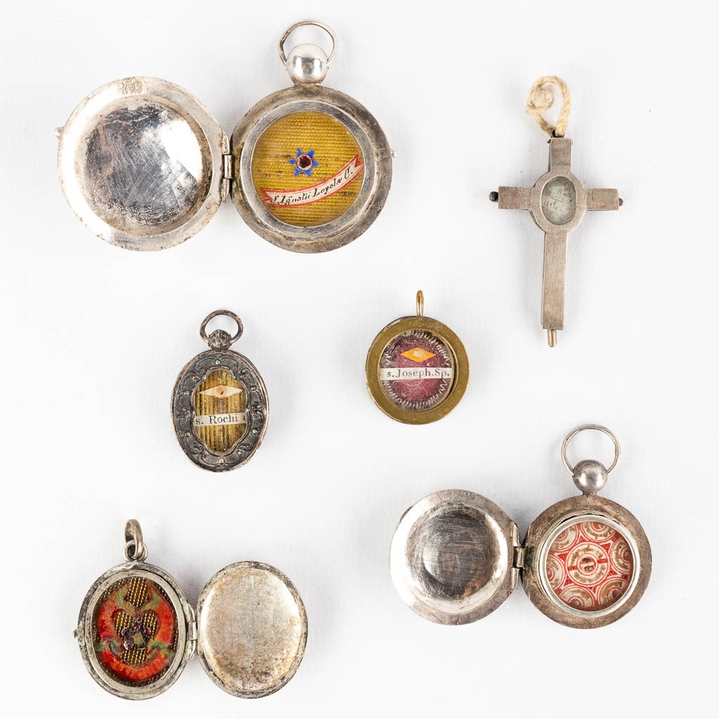 A collection of 6 sealed theca with relics, mostly made of silver. (D:3,21 x W:0,93 cm) (1 of 14)