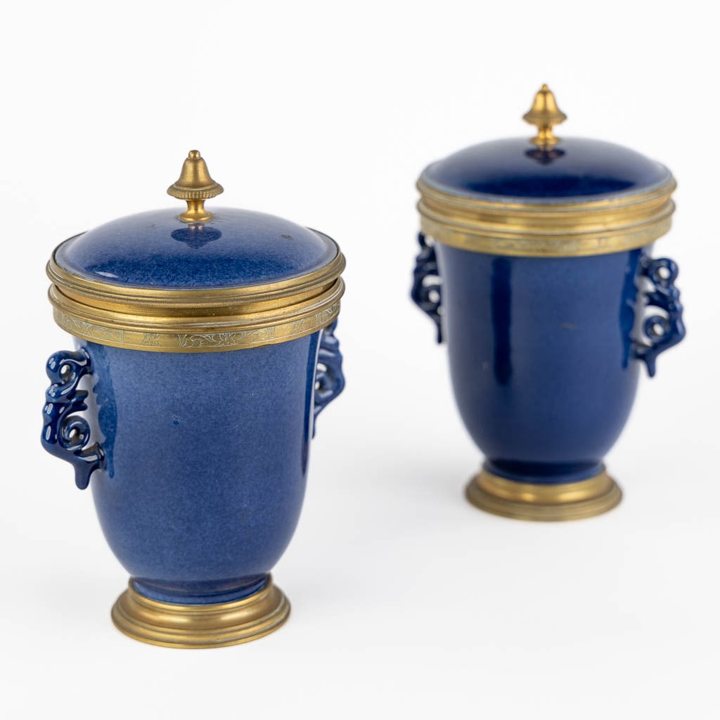 A pair of Chinese vases with a lid, blue glaze, mounted with gilt bronze. 19th C. (L:11 x W:14 x (1 of 12)