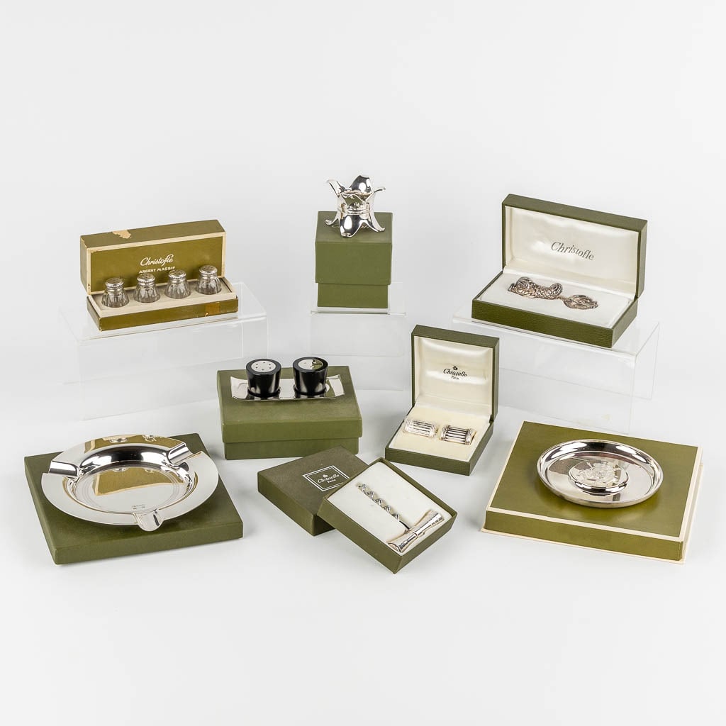 Christofle France, a collection of 8 pieces of silver-plated and silver table accessories. (D:16 cm): Christofle France, a collection of 8 pieces of silver-plated table accessories. - 4 pepper and salt jars (silver, 925/1000)- Napkin holder (Silver-Plated) - Knife rest in the shape of a fish. (silver