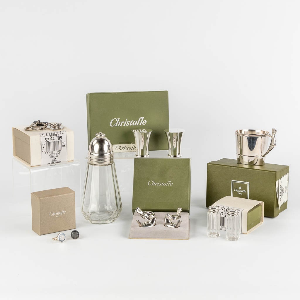 Christofle France, a collection of 7 pieces of silver-plated and silver table accessories. (H:16 x: Christofle France, a collection of 7 pieces of silver-plated and silver table accessories. - Cufflinks (silver, 925/1000)- Place card holders in the shape of a bird. (silver plate)- Babylone Pepper an