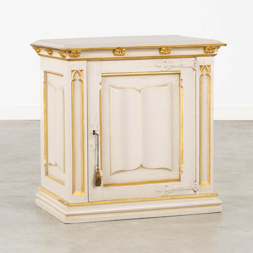 A white-patinated and gilt tabernacle. Gothic Revival. (L:33 x W:50 x H:50 cm): A white-patinated and gilt tabernacle. Gothic Revival. Dimensions: (L:33 x W:50 x H:50 cm)