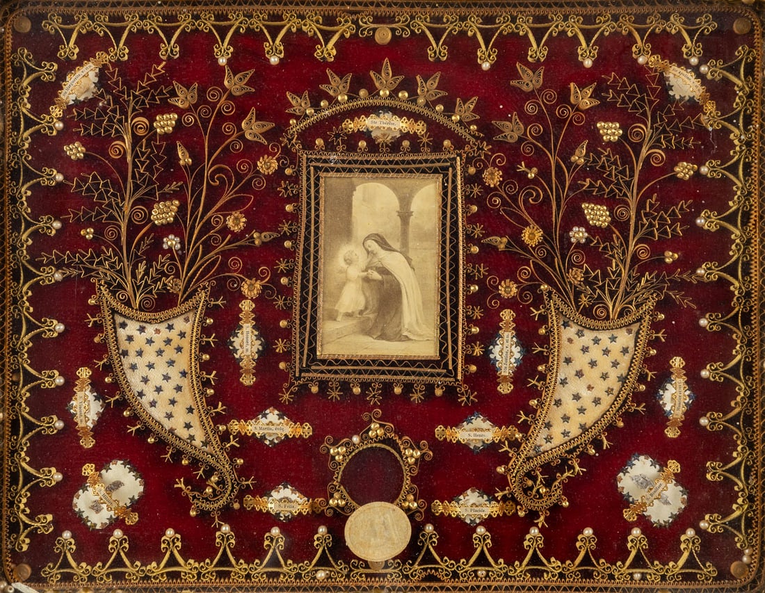 An antique reliquary frame with 13 relics and an Agnus Dei wax seal. (W:36 x H:28 cm): An antique reliquary frame with 13 relics and an Agnus Dei wax seal. - Saint Therèse- Saint Justine Virgin and Martyr. - Saint Honoré Martyr- Saint Margerite Virgin and Martyr. - Saint Appolonia Vir