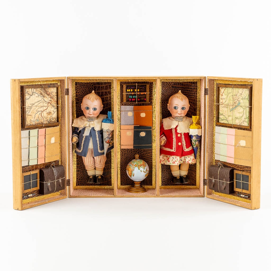 Hertel Schwab, Two 'Kewpie' dolls in the original box. Glass Eyes, Germany. (L:7,5 x W:59 x H:26 cm) (1 of 10)