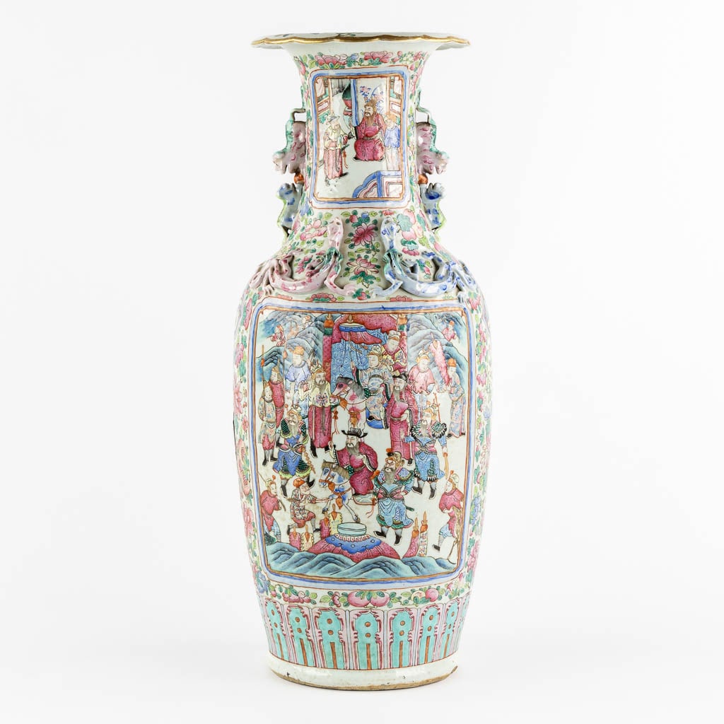 A Chinese Famille Rose vase decorated with figurines. (H:63,5 x D:23 cm): A Chinese Famille Rose vase decorated with figurines. Dimensions: (H:63,5 x D:23 cm)