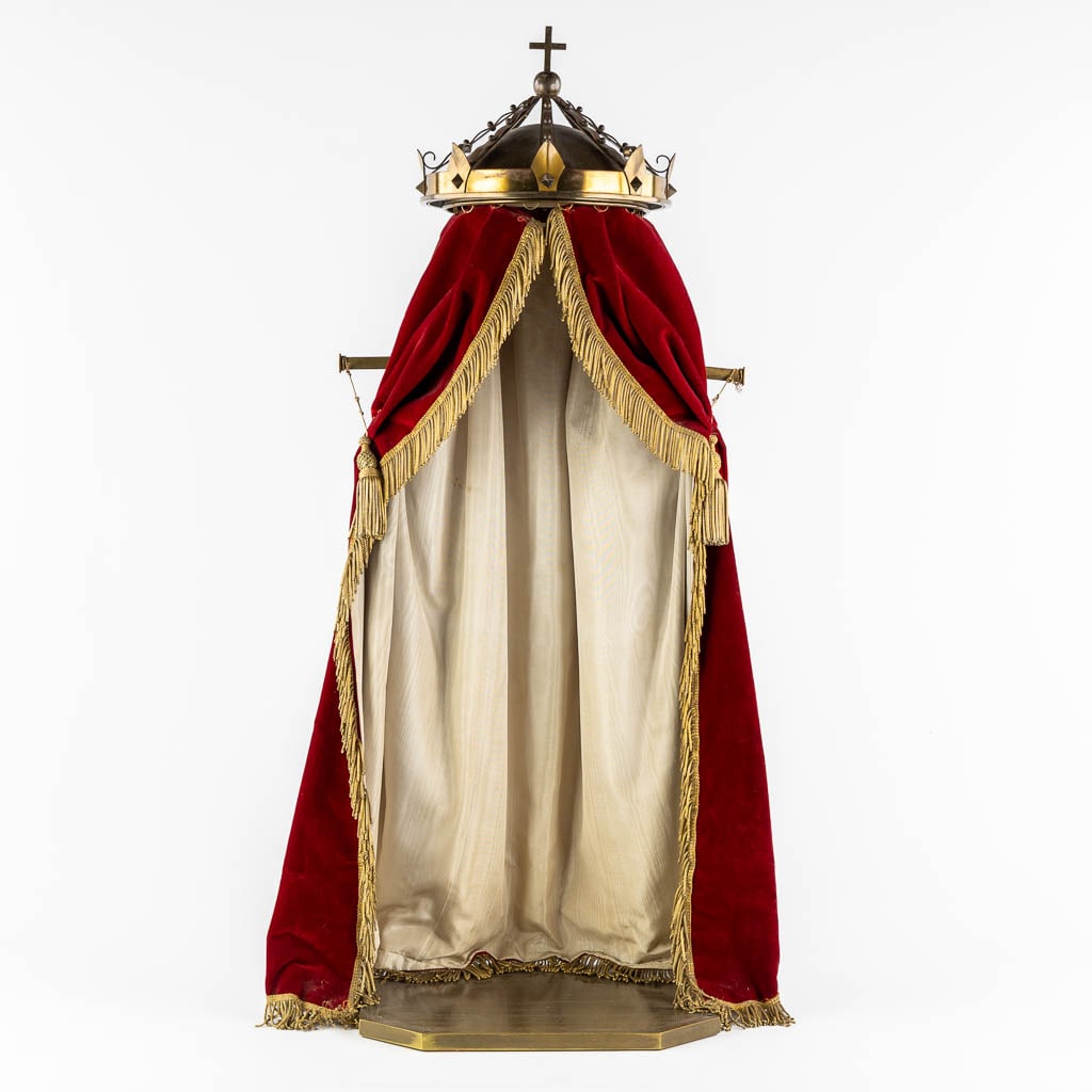 A shrine, brass with a large crown and finished with a red fabric. (W:33 x H:90 cm): A shrine, brass with a large crown and finished with a red velours fabric and gold thread. Condition report: The crown and shrine are marriage. Dimensions: (W:33 x H:90 cm)