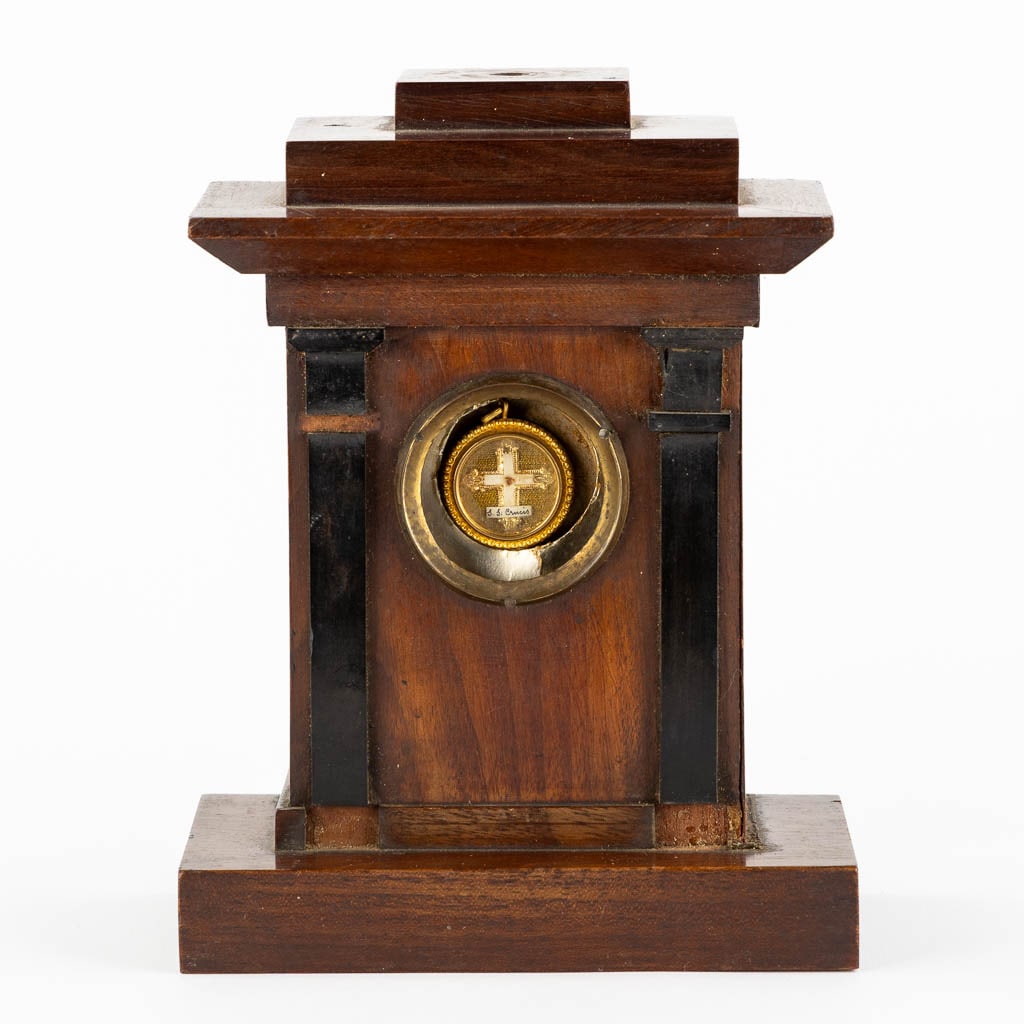 A sealed theca in a hanger, relic of the 'True Cross'. (L:8,5 x W:15 x H:19 cm): A sealed theca in a hanger, relic of the 'True Cross'. Dimensions: (L:8,5 x W:15 x H:19 cm)