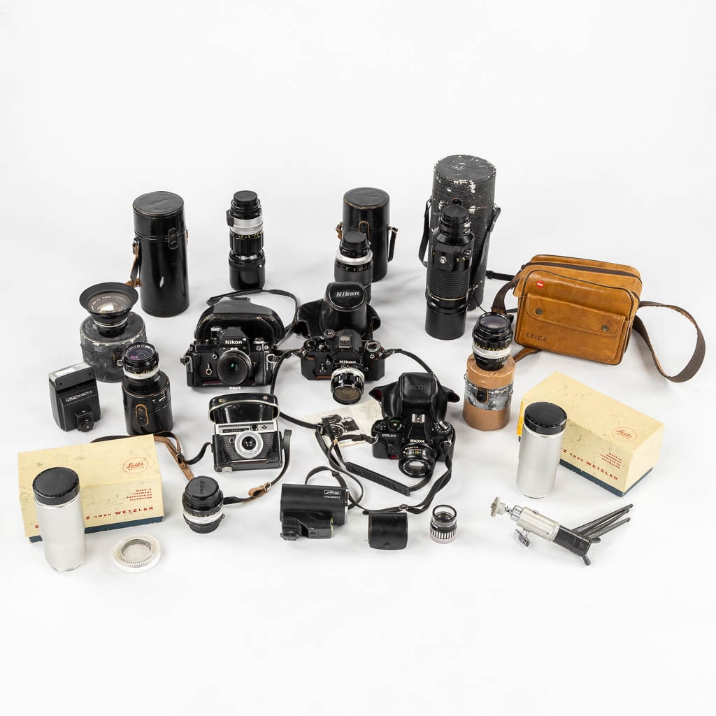 Nikon, a large collection of Analog camera's and various lenzes. (H:31 cm) (1 of 8)