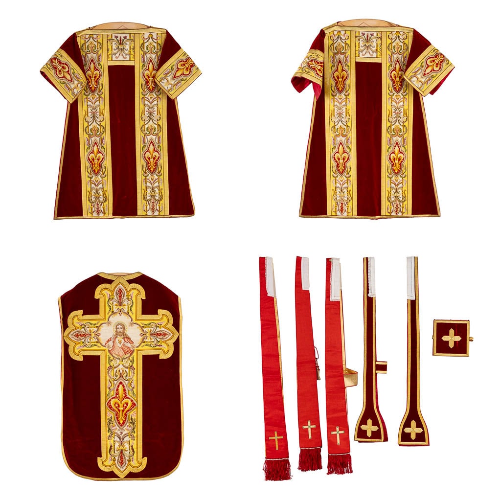 A matching set consisting of two Dalmatics and a Roman Chasuble, embroideries. (1 of 17)