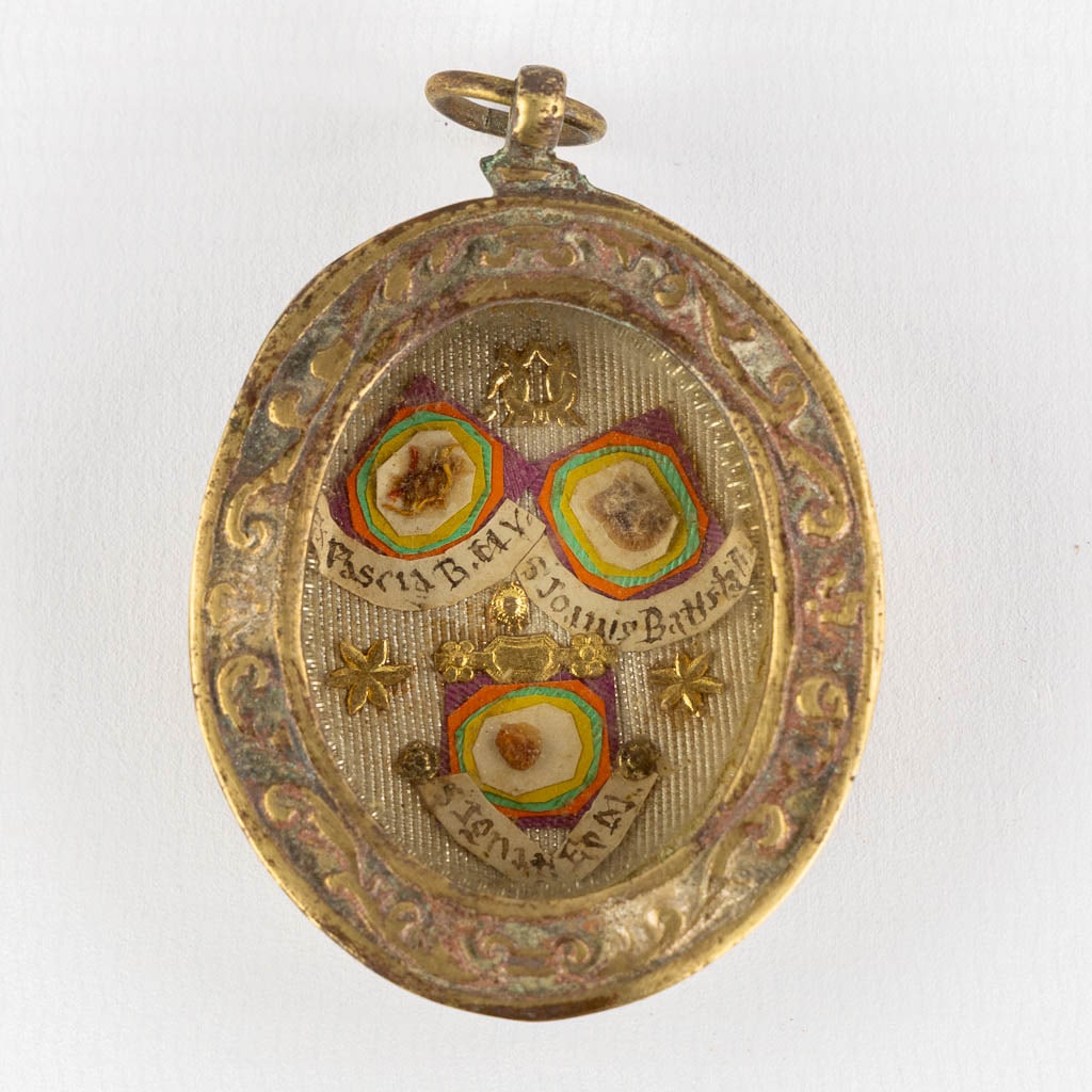 A sealed reliquary hanger with 3 relics, Ex Pascis, BMV, Saint John The Bapstist. (W:4,5 x H:6,5 cm) (1 of 3)