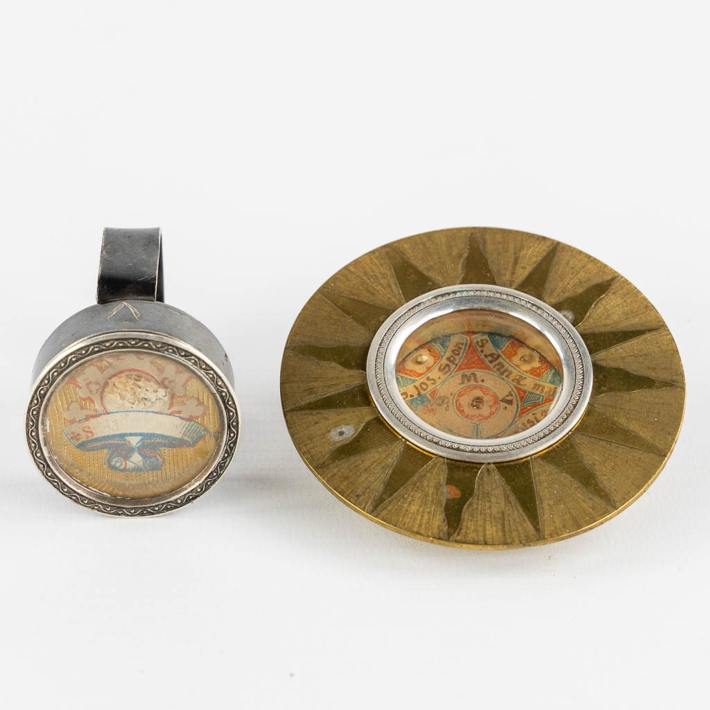 Two sealed theca with relics for Saints and The Holy Family, BMV. (D:7 cm) (1 of 6)