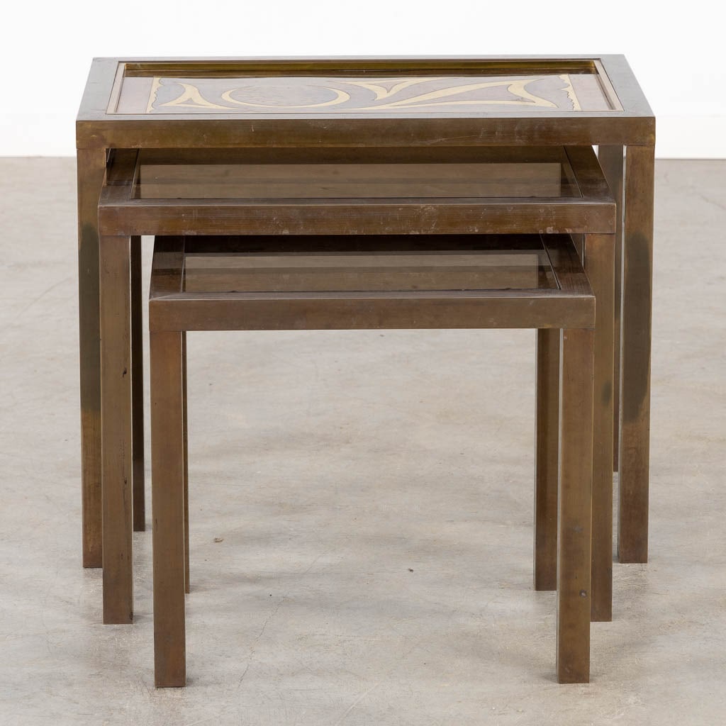 Willy DARO (XX-XXI) 'Nesting Tables'. (L:38 x W:60 x H:48 cm): Willy DARO (XX-XXI) 'Nesting Tables' Upper table with a copper top, signed Willy Daro. The smaller tables with a glass top. Dutch Description: Willy DARO (XX-XXI) 'Nesttafels/Cigogne Tafel