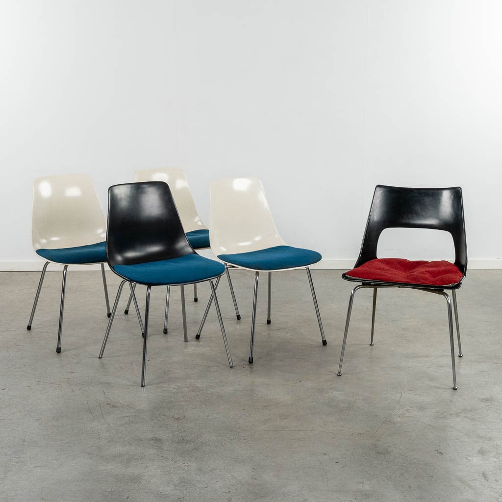 Kay KØRBING (1915-2004) 'Chair' for Fibrex | Georg LEOWALD (1908-1969) for Wilkhahn, 4 chairs.: Kay KØRBING (1915-2004) 'Chair' for Fibrex | Georg LEOWALD (1908-1969) for Wilkhahn, 4 chairs. Kay KØRBING (1915-2004) 'Chair' for Fibrex. Signed on the base. 49 x 50 x 78 cm. Georg