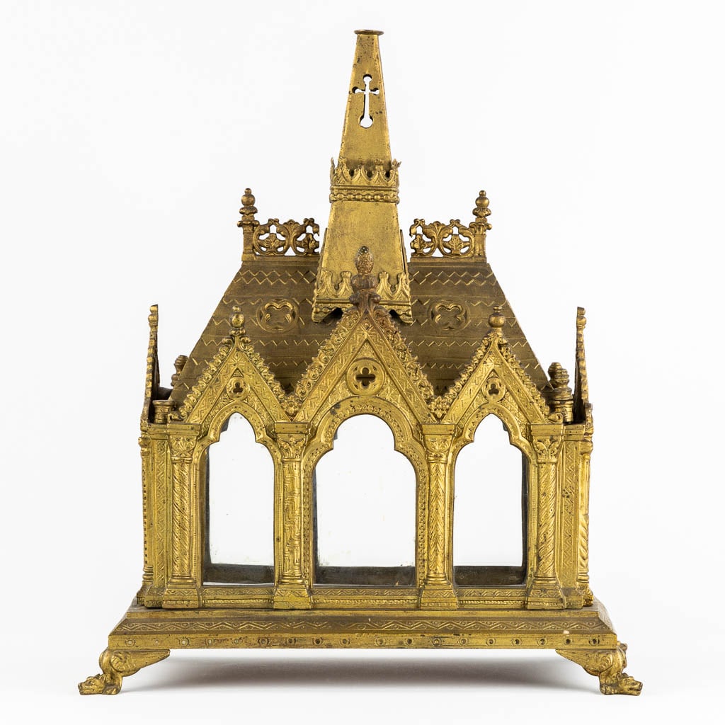 A Reliquary Shrine shaped like a Gothic Revival chapel, gilt bronze. (L:24 x W:38 x H:46 cm) (1 of 11)