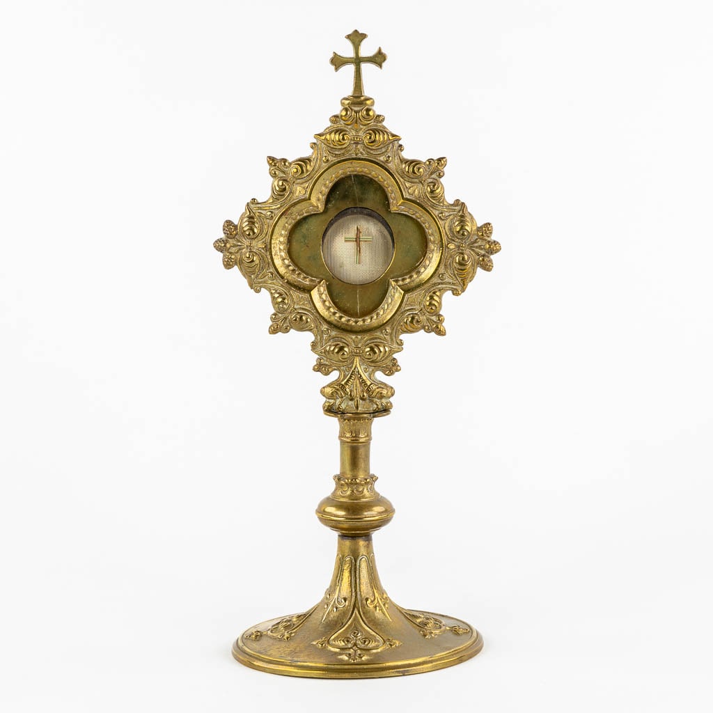 A reliquary monstrance with a relic of The True Cross, 'De Ligno Cruxis, DNJC'. Jesus Christ. (H:28 (1 of 8)