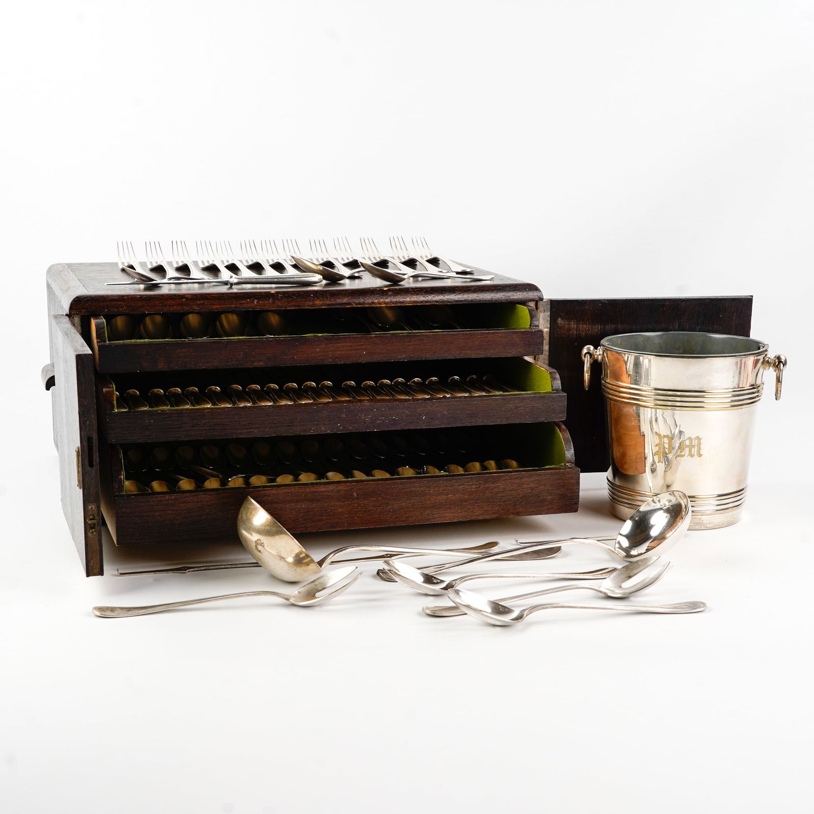 Christofle, Perles & America, 105-pieces of cutlery and a Champage cooler. (1 of 16)