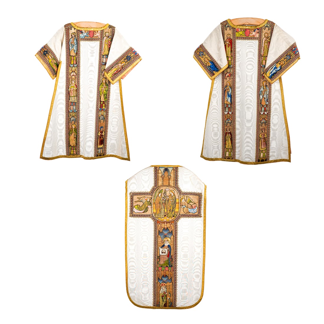 A roman Chasuble with two matching dalmatics, antique embroideries with various scènes.: A roman Chasuble with two matching dalmatics, antique embroideries with various scènes. Antique embroideries on a more recent chasuble. Various scènes e.g.: - The Annunciation - Veronica holding the