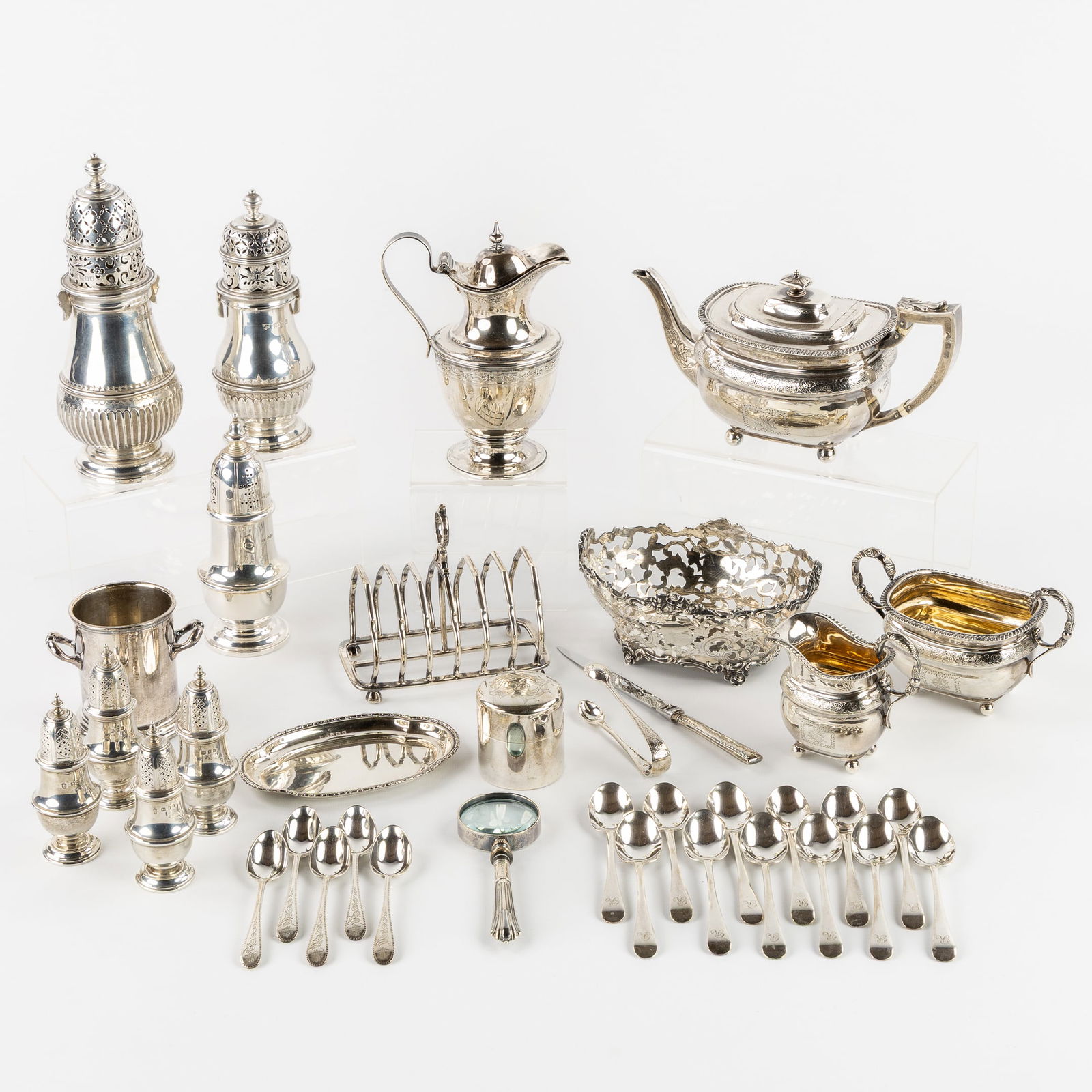 A Collection of Silver Table Accessories, Sugar Casters, Teapot and others. Silver, 2,931kg: A Collection of Silver Table Accessories, Sugar Casters, Teapot and others. Silver, 2,931kg Sugar caster (H: 21 cm), Marked