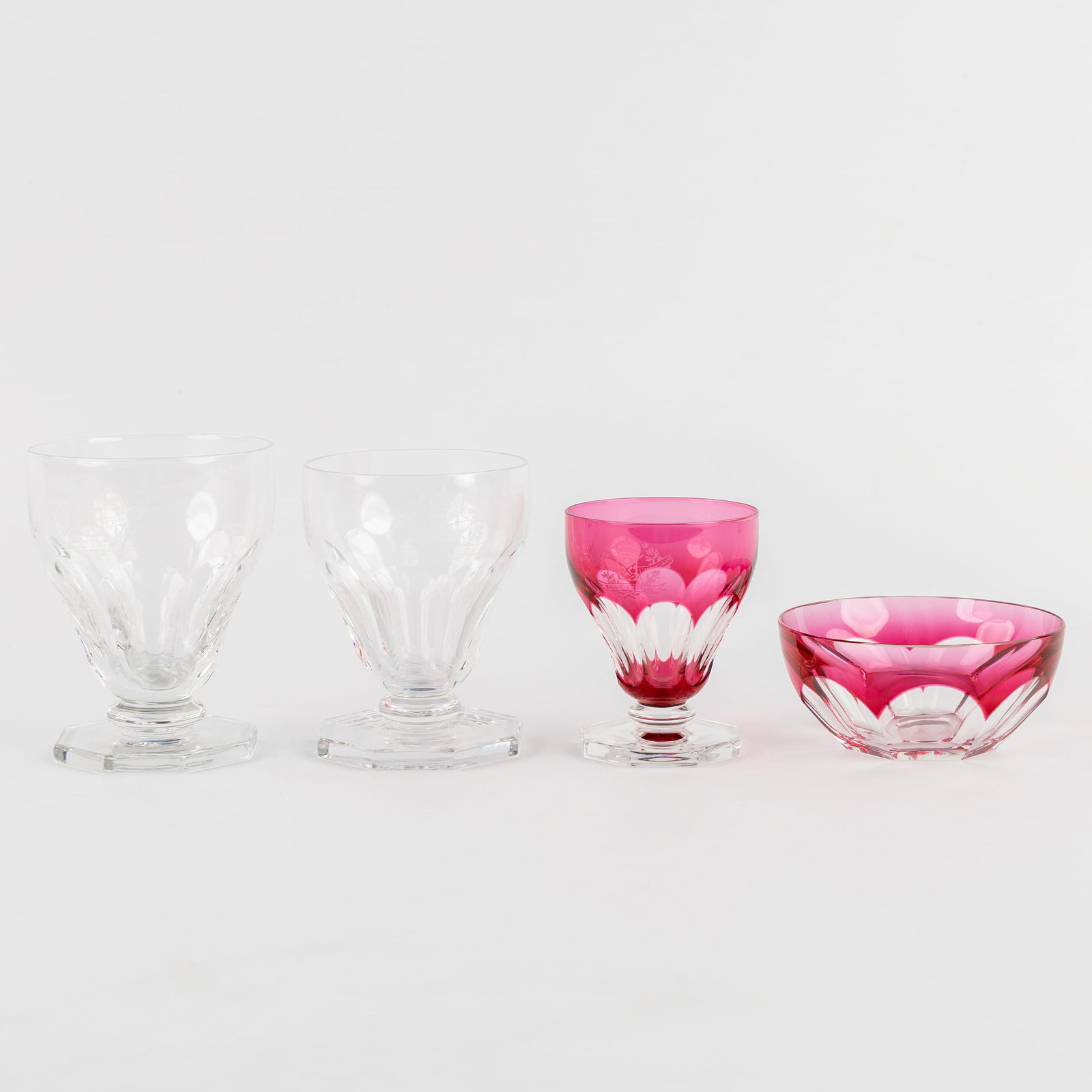 Val Saint Lambert, Model Aurillac, 34 Glasses en 6 Fruit Bowls, Cut and Colored Crystal: Val Saint Lambert, Model Aurillac, 34 Glasses en 6 Fruit Bowls, Cut and Colored Crystal 10 water glasses (H: 11 cm) 11 red wine glasses (H: 10 cm) 13 white wine glasses (red colored) (H: 8,5 cm)