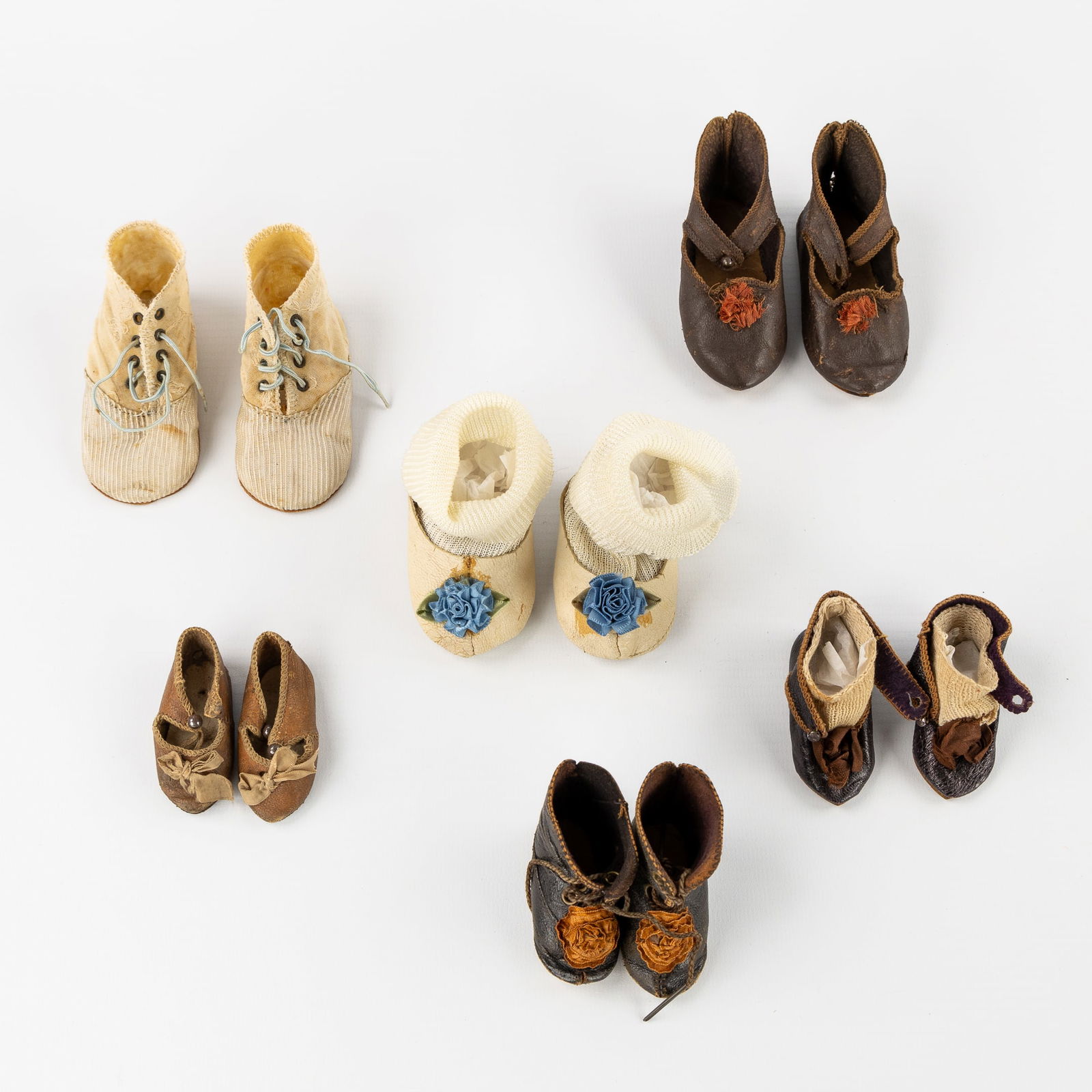 A Collection of 6 pairs of antique Doll Shoes, Emiel Jumeau, Claude Prieur en Maison Alart (1 of 10)