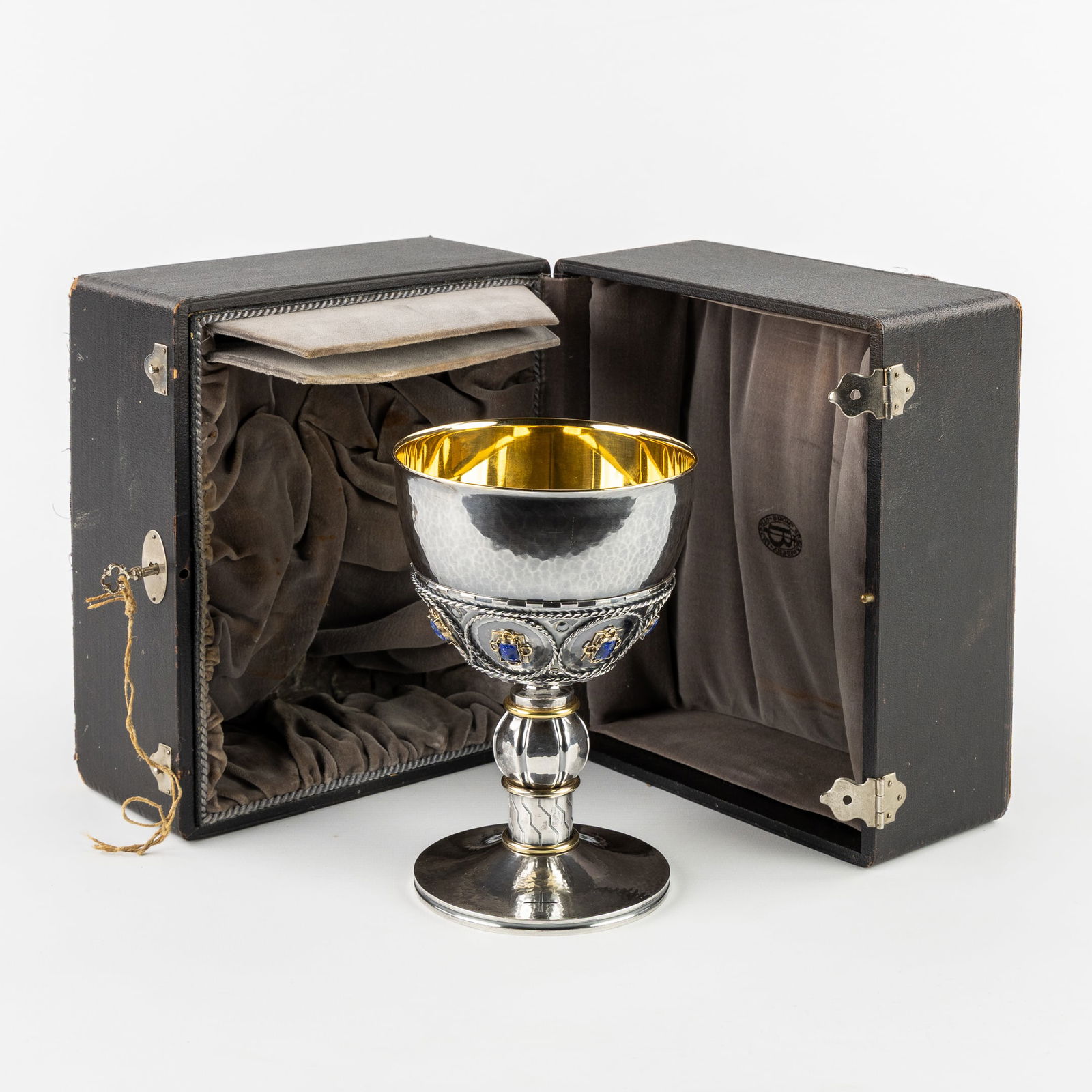 Edelsmederij Brom, Utrecht, A Neoroman Chalice, Silver with Lapis Lazuli. 20th C. (1 of 11)