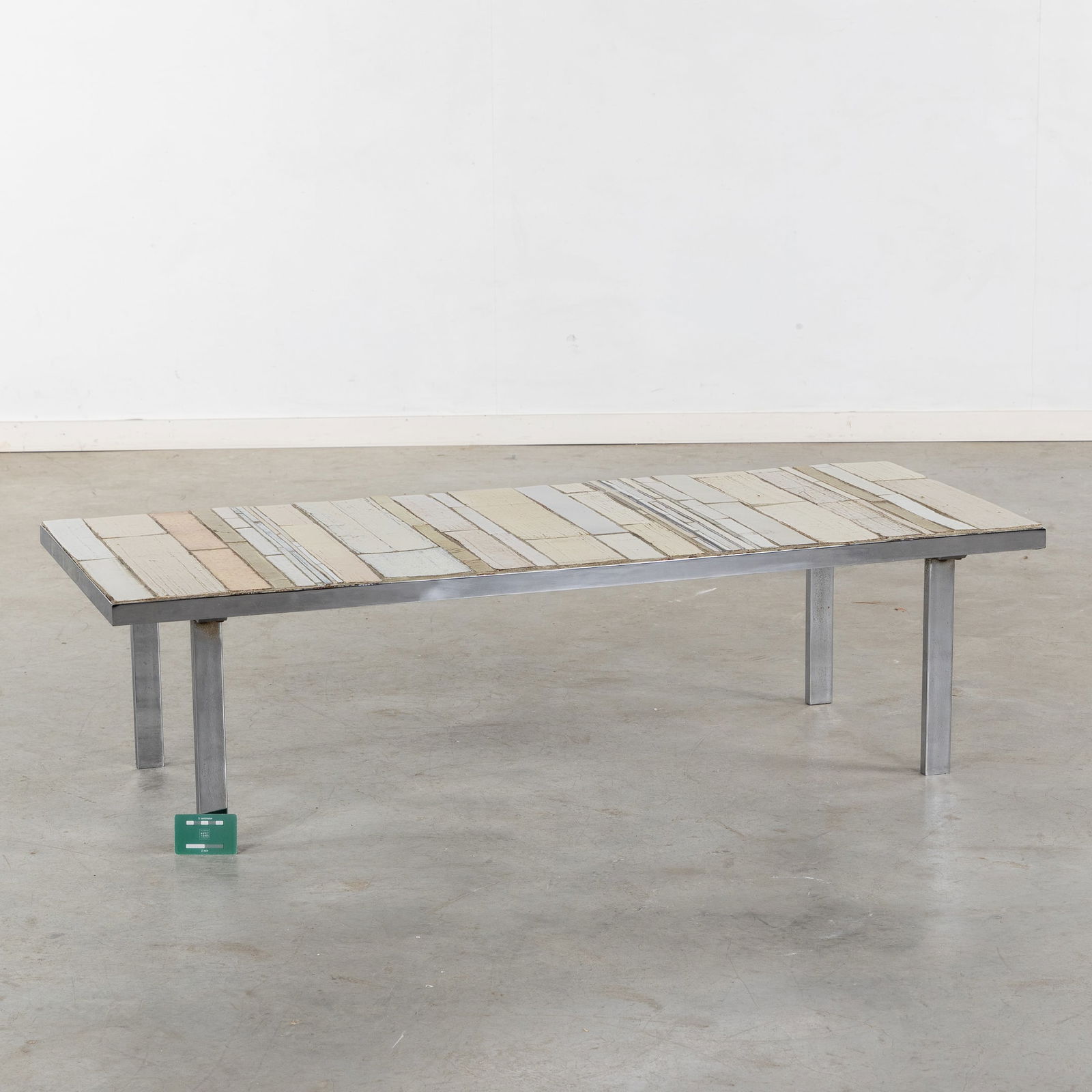 Pia Manu (XX) Salontafel: Pia Manu (XX) 'Coffee Table' Glazed ceramics Finished with tiles made by Rogier Vandeweghe for Amphora. Circa 1960. Dimensions:(W:135,5 x H:37 x L:55,5 cm)